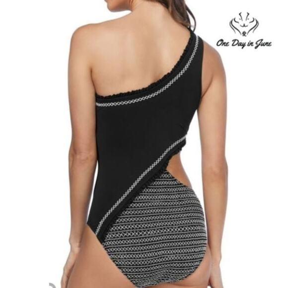 Ambrielle Textured One Piece Size XXL - Picture 2 of 2